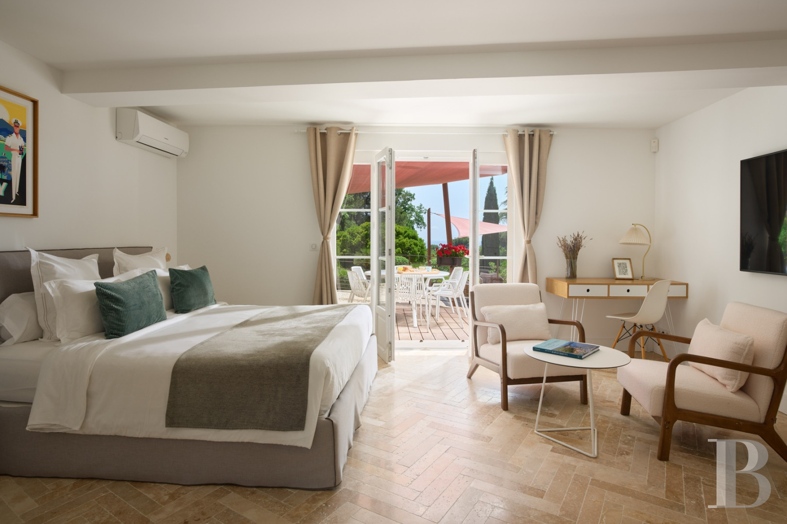 A renovated farmhouse surrounded by extensive grounds leading down to the sea, between Toulon and Hyères on the Var coast - photo  n°20